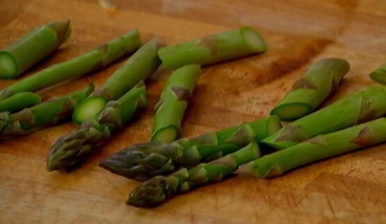 тарталетки с шампиньонами, спаржей и сладким перцем