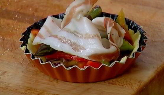 тарталетки с шампиньонами, спаржей и сладким перцем