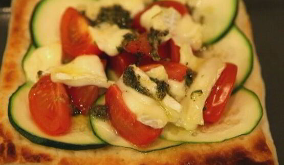 тарталетки с цукини, помидорами и сыром бри