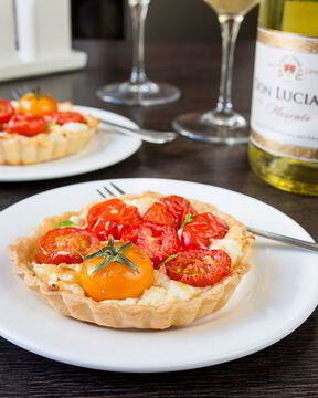 Томатные тарталетки с сыром