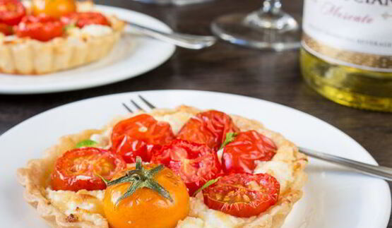 томатные тарталетки с сыром