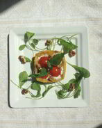 Закусочные тарталетки из поленты с козьим сыром и помидорками черри