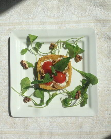 Рецепт закусочных тарталеток из поленты с козьим сыром и помидорками черри