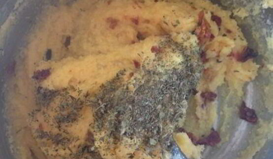 закусочные тарталетки из поленты с козьим сыром и помидорками черри