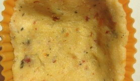 закусочные тарталетки из поленты с козьим сыром и помидорками черри