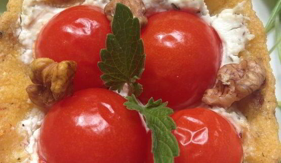 закусочные тарталетки из поленты с козьим сыром и помидорками черри