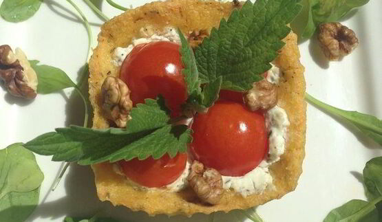 закусочные тарталетки из поленты с козьим сыром и помидорками черри