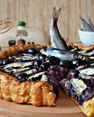 Луковый тарт с малосольной килькой