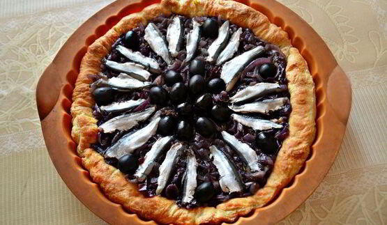 луковый тарт с малосольной килькой