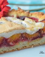 Сливовый тарт из творожного теста с меренгой