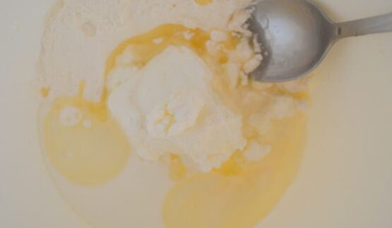 сливовый тарт из творожного теста с меренгой