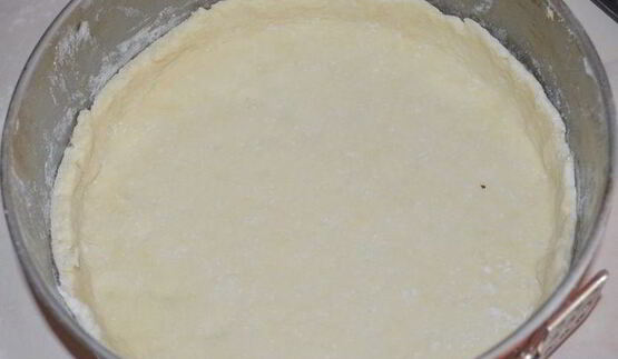 сливовый тарт из творожного теста с меренгой