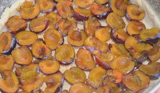 сливовый тарт из творожного теста с меренгой