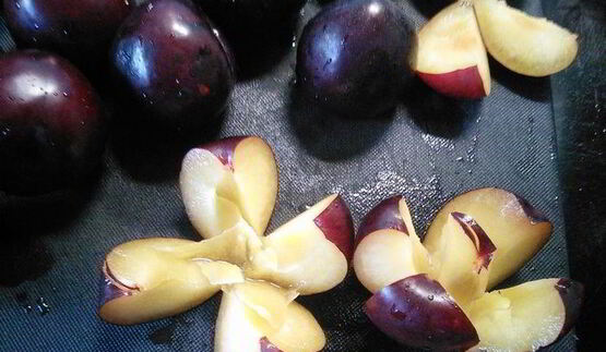 сливовый тарт с ореховым безе