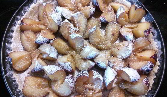 сливовый тарт с ореховым безе