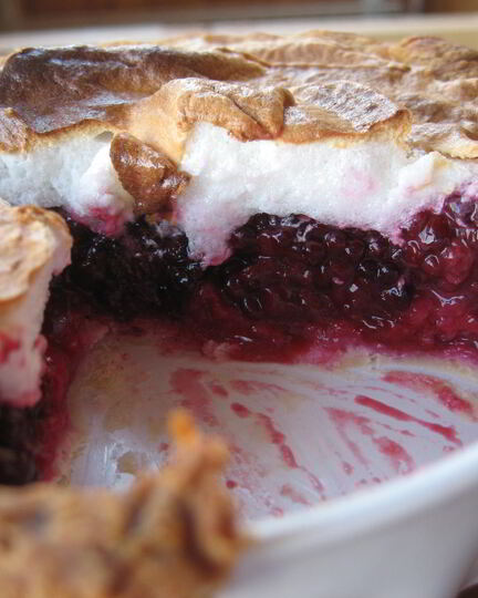 Рецепт слоеный мини-тарт с ежевикой и шапкой из запеченного белкового крема