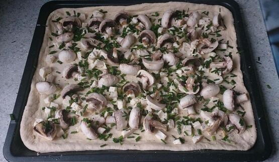 тарт фламбе с шампиньонами