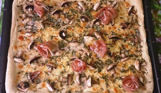 тарт фламбе с шампиньонами