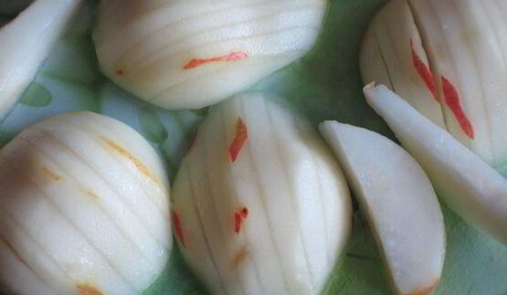 тарт с грушами, изюмом и миндальными лепестками