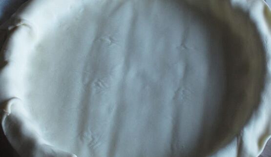 тарт с грушами, изюмом и миндальными лепестками