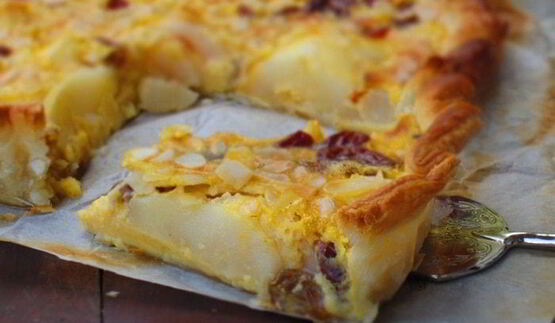 тарт с грушами, изюмом и миндальными лепестками