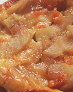 Тарт с карамелизованными фруктами на сметанном тесте