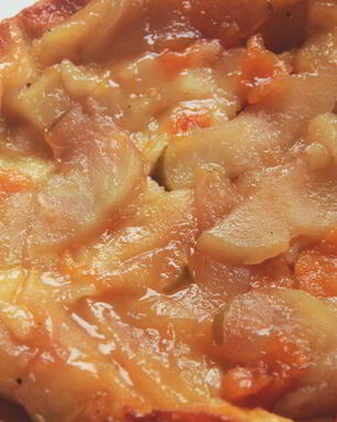 Тарт с карамелизованными фруктами на сметанном тесте