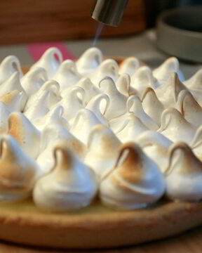 Тарт с лимонной начинкой и белковым кремом