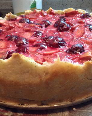 Тарт с яблоками, вишней и марципаном