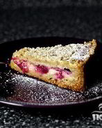 Тарт со сливами и лесными орехами