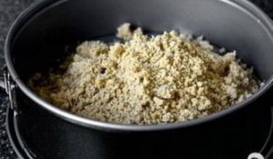 тарт со сливами и лесными орехами