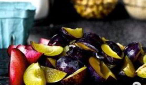 тарт со сливами и лесными орехами