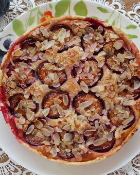 Тарт со сливами, рикоттой и миндалем