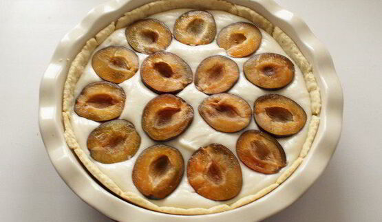 тарт со сливами, рикоттой и миндалем