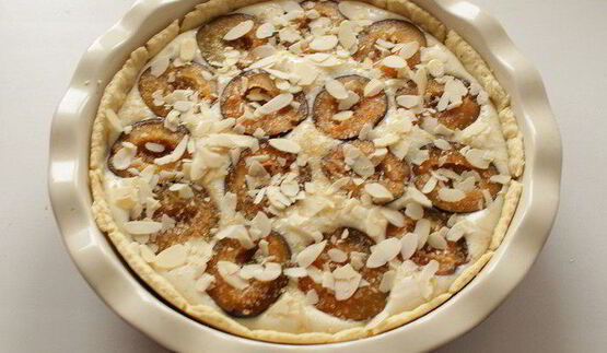 тарт со сливами, рикоттой и миндалем