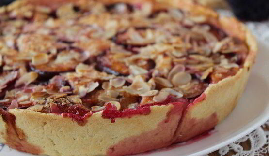 тарт со сливами, рикоттой и миндалем