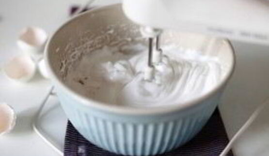 тарт со смородиной и меренгой