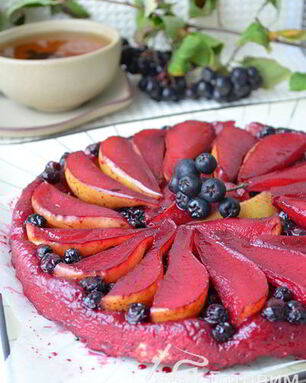 Тарт Татен с грушами и черноплодной рябиной