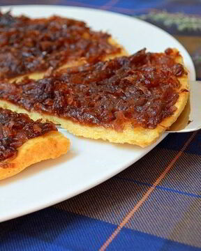 Тарт татен с карамелизованным луком