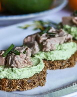 Тартинки с авокадо и печенью трески