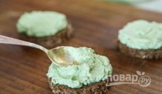 тартинки с авокадо и печенью трески