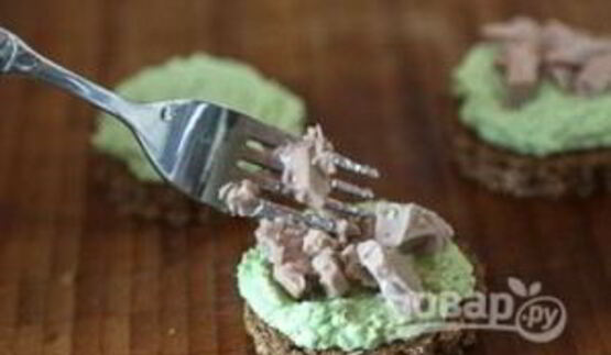 тартинки с авокадо и печенью трески