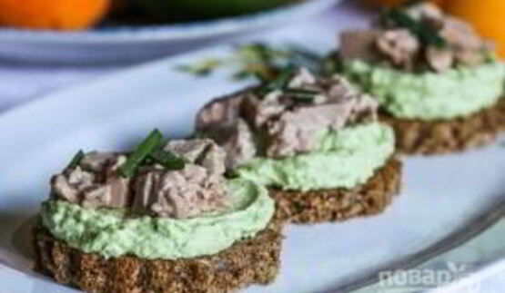 тартинки с авокадо и печенью трески