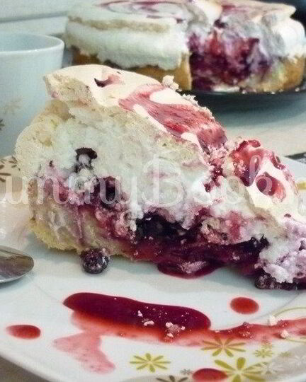Рецепт ягодного тарта под нежным безе
