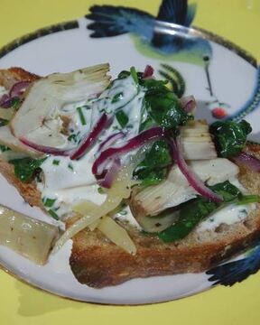 Артишоки со шпинатом на тостах