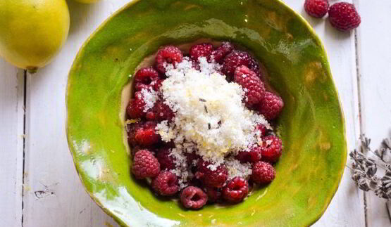 французские тосты с начинкой из сливочного сыра и малины