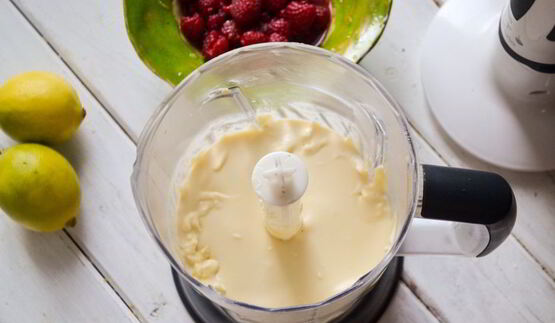 французские тосты с начинкой из сливочного сыра и малины