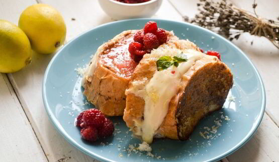 французские тосты с начинкой из сливочного сыра и малины