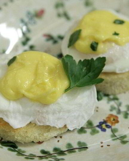 Рецепт хрустящих тостов с яйцом пашот под лимонным соусом