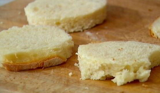 хрустящие тосты с яйцом пашот под лимонным соусом